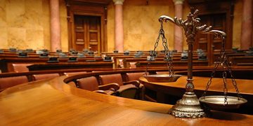 القوانين المحاكم